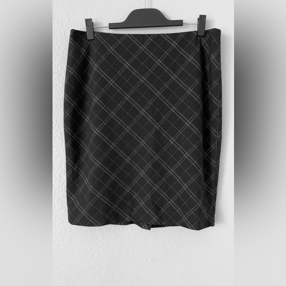 The limited women’s skirt Size is 14 NWOT - Picture 5 of 6
